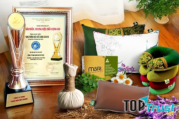 Nam Nguyên Dược được trao cúp vàng sản phẩm chất lượng cao.