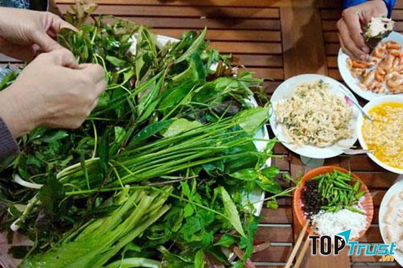 ﻿Quả đúng như tên gọi gỏi lá rừng, món ăn này nhìn vào chỉ thấy toàn lá và lá