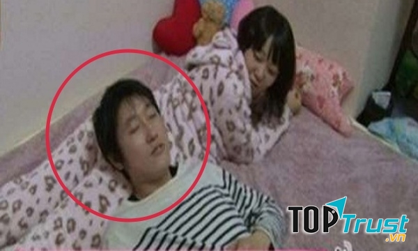Bỏ ra một khoản tiền thế là các khách hàng này ung dung ngủ trên mông các cô gái say giấc nồng rồi.