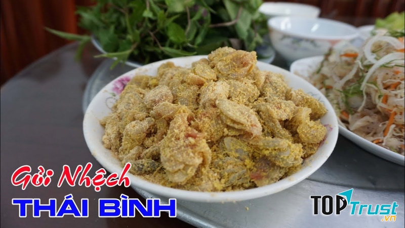 Cá nhệch được chọn kĩ càng và làm sạch, thái lát mỏng, trộn thính, xương được băm nhuyễn đem nấu thành nước chấm cá chẻo.