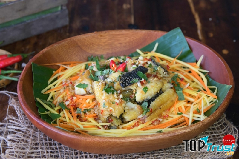 Gỏi xoài cá trê chua ngọt