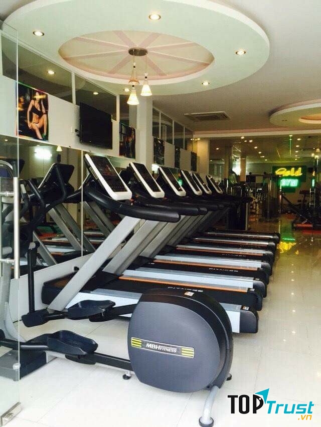 Phòng gym với dàn máy móc hiện đại và trang trọng