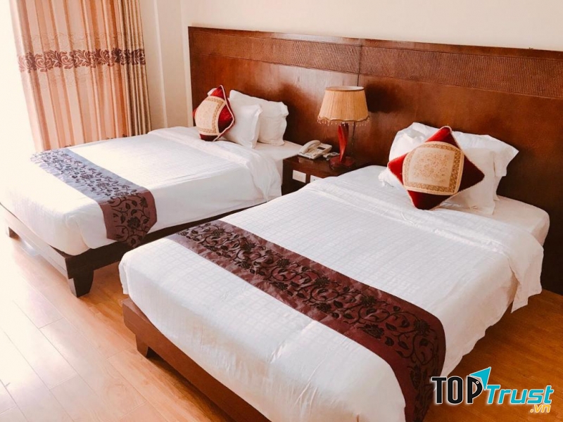 Khách sạn gây ấn tượng bởi quy mô rộng lớn, kiến trúc sang trọng, tráng lệ. Mỗi phòng của khách sạn có cách trang trí khác nhau, nội thất mang màu sắc trang nhã, hiện đại tạo nên cảm hứng cho du khách ngay khi bước chân vào phòng.