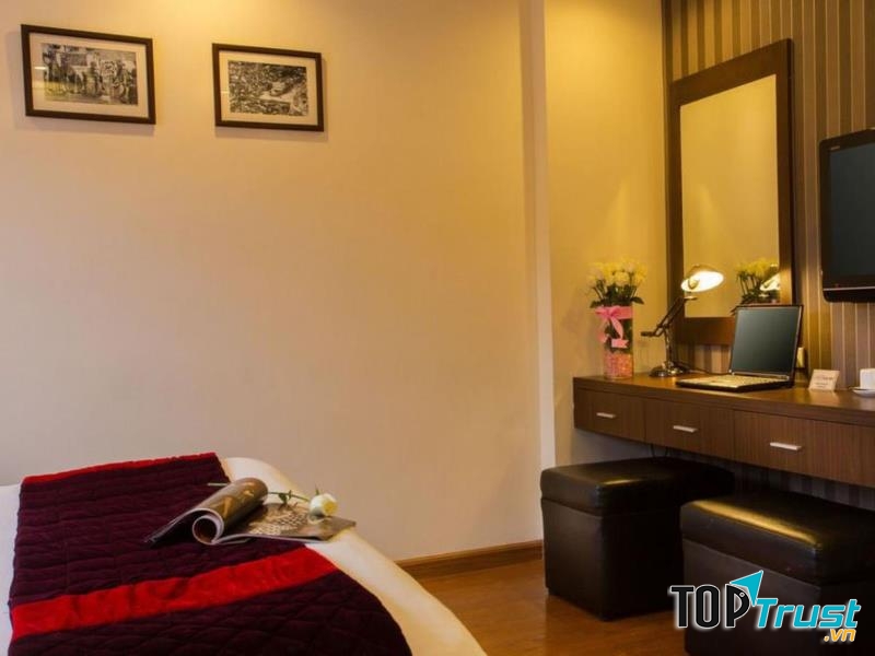 Không gian phòng khách sạn sử dụng nhiều nội thất gỗ vừa sang trọng, vừa tạo cảm giác ấm cúng, dễ chịu.