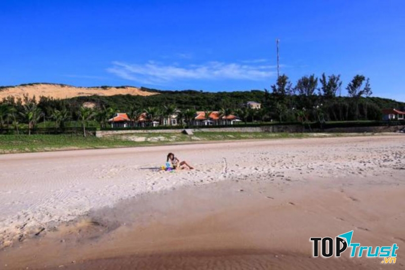 Cảnh biển yên bình nhẹ nhàng tại Golden Lotus Resort