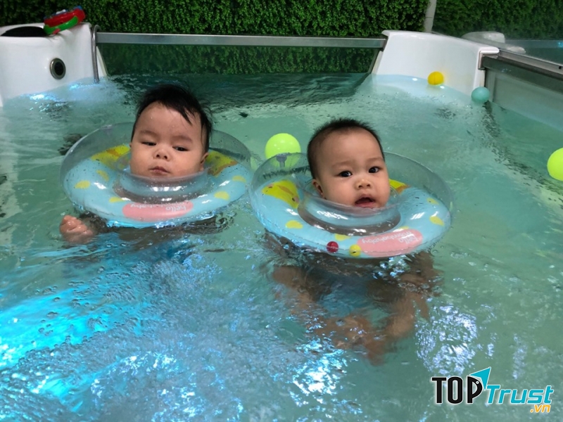 Hai bạn nhỏ đang trải nghiệm dịch vụ Floating tại GoldenKids TimesCity