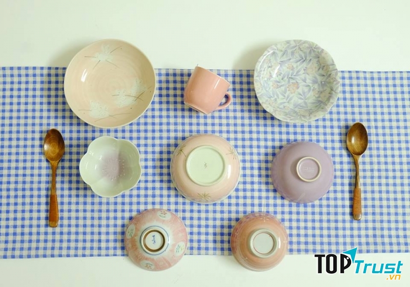 Set đồ gốm 8 món có giá 365.000 đồng.