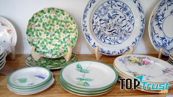 Mẫu mã đẹp mắt, đa dạng và số lượng nhiều nên rất dễ mua