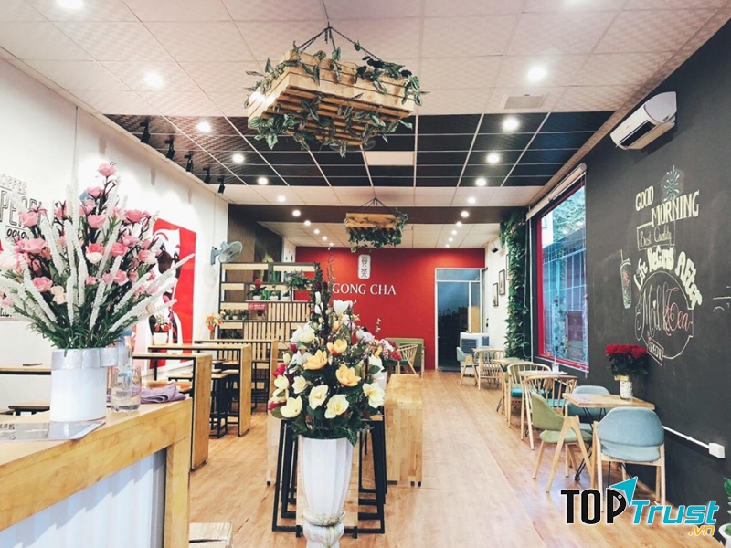 Không gian sang trọng không kém phần lãng mạn.