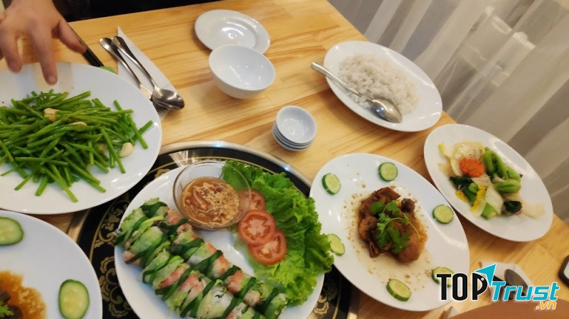Menu đa dạng, gồm các món Âu như pizza, salad, súp...