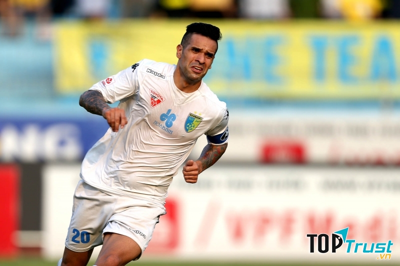 Gonzalo nhận lại chiếc băng đội trưởng từ Cristiano với trọng trách dẫn dắt đội bóng thủ đô tiếp tục giành lấy những thành công.