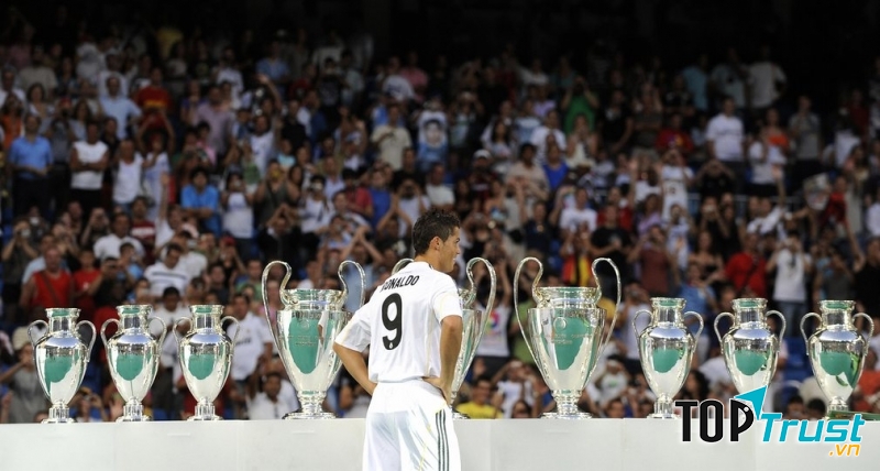 Cristiano Ronaldo: Manchester United sang Real Madrid, 2009  giá 80 triệu bảng Anh