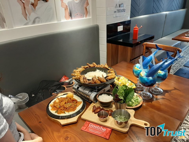 Thực đơn chủ đạo là các món gà