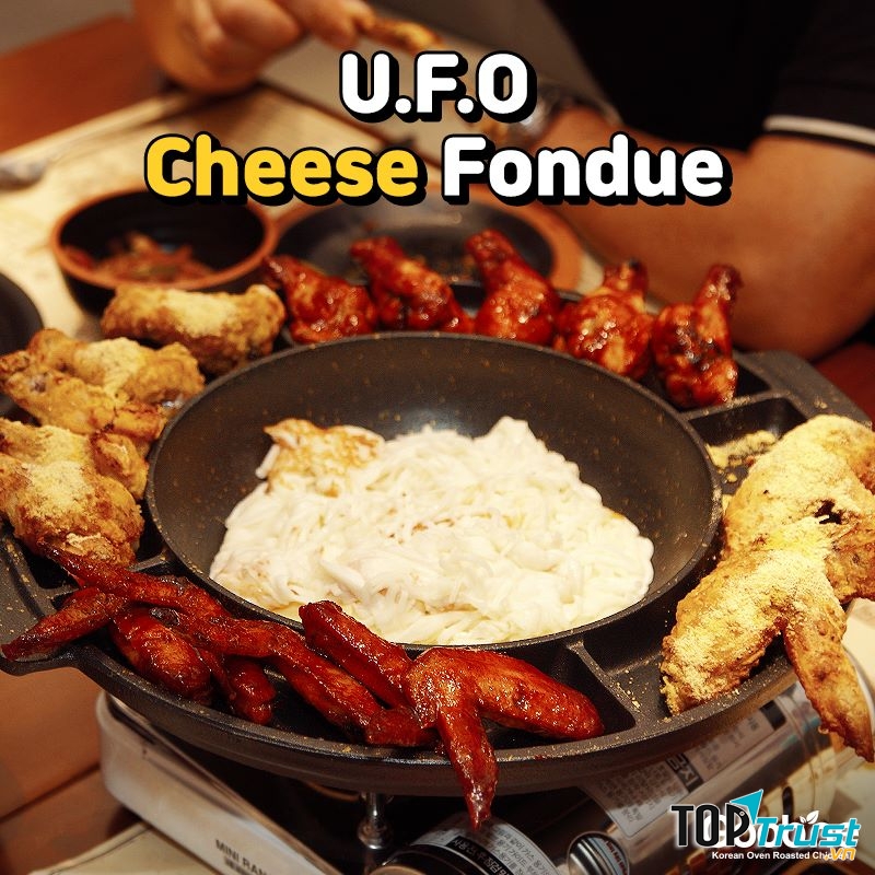 Goobne Chicken được biết đến qua hình ảnh chảo gà phô mai có hình dáng giống UFO, cực kì hấp dẫn.