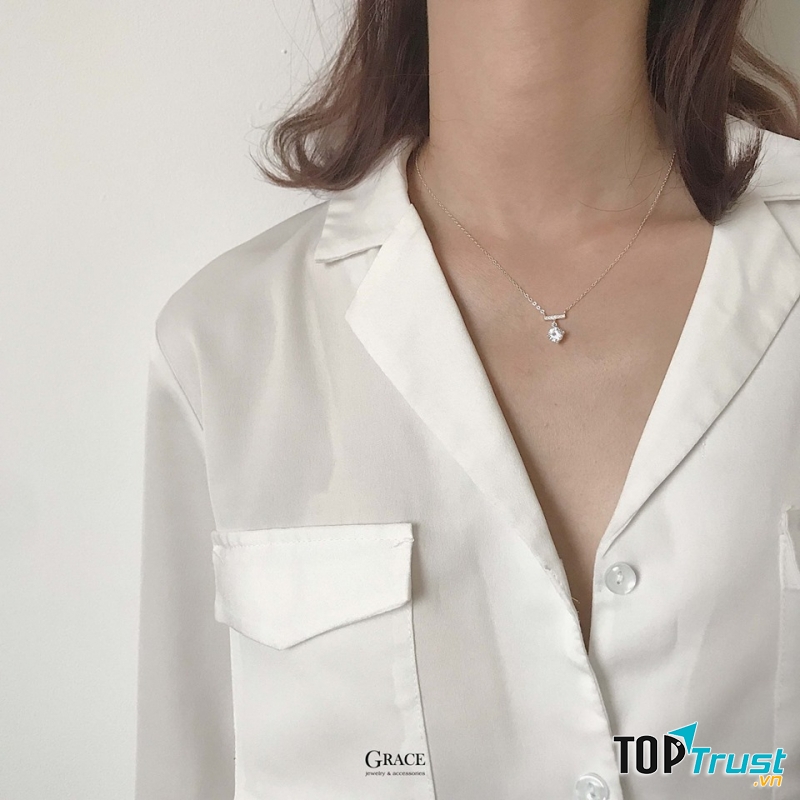 Vòng cổ là món phụ kiện không thể thiếu được với chị em