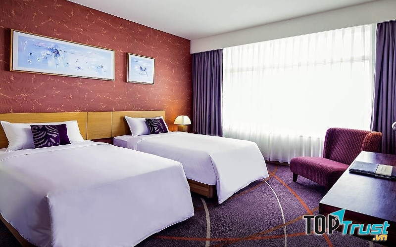 Các phòng đều được trang bị các tiện nghi đầy đủ, có hồ bơi đặc biệt, khu spa và hai nhà hàng sang trọng