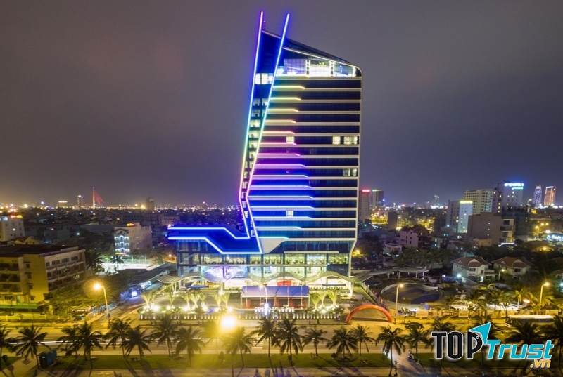 Khách sạn 4 sao Grand Tourane Đà Nẵng tọa lạc bên cạnh một trong những bãi biển đẹp nhất hành tinh