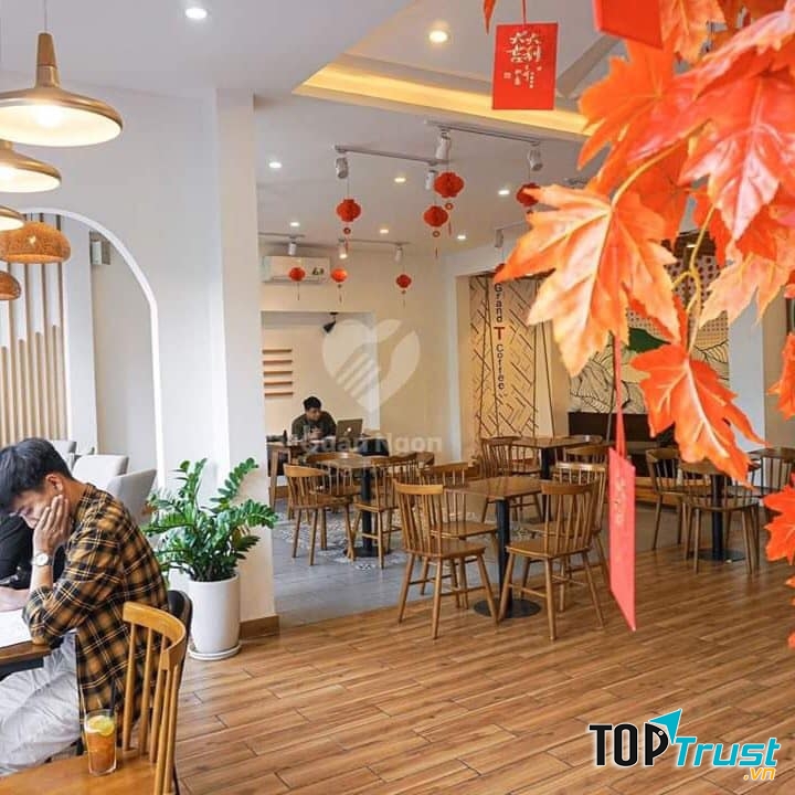 Không gian ấm áp phía trong quán