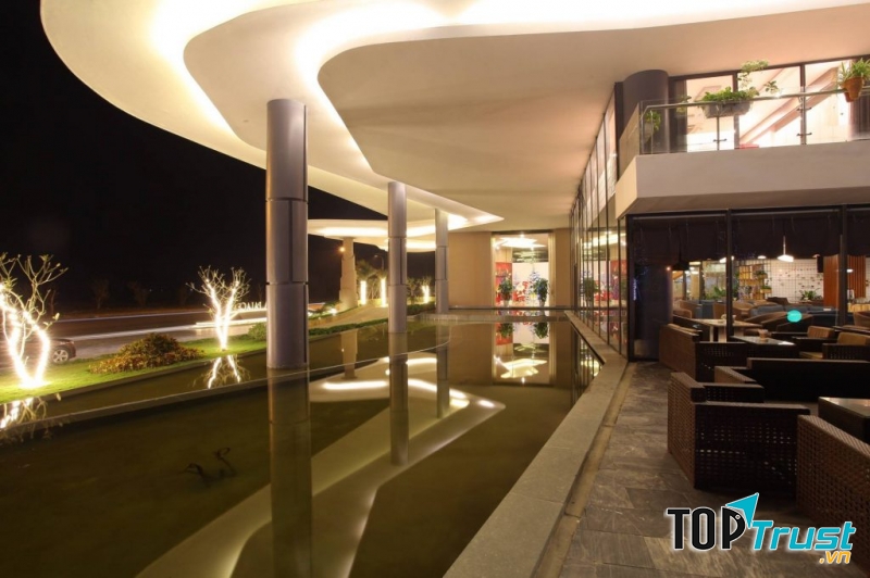 Aria Café sở hữu một không gian vô cùng sang trọng, lịch sự và đẹp mắt, hội tụ nhiều loại nước uống cao cấp như cocktail, rượu ngoại và cả những món Âu