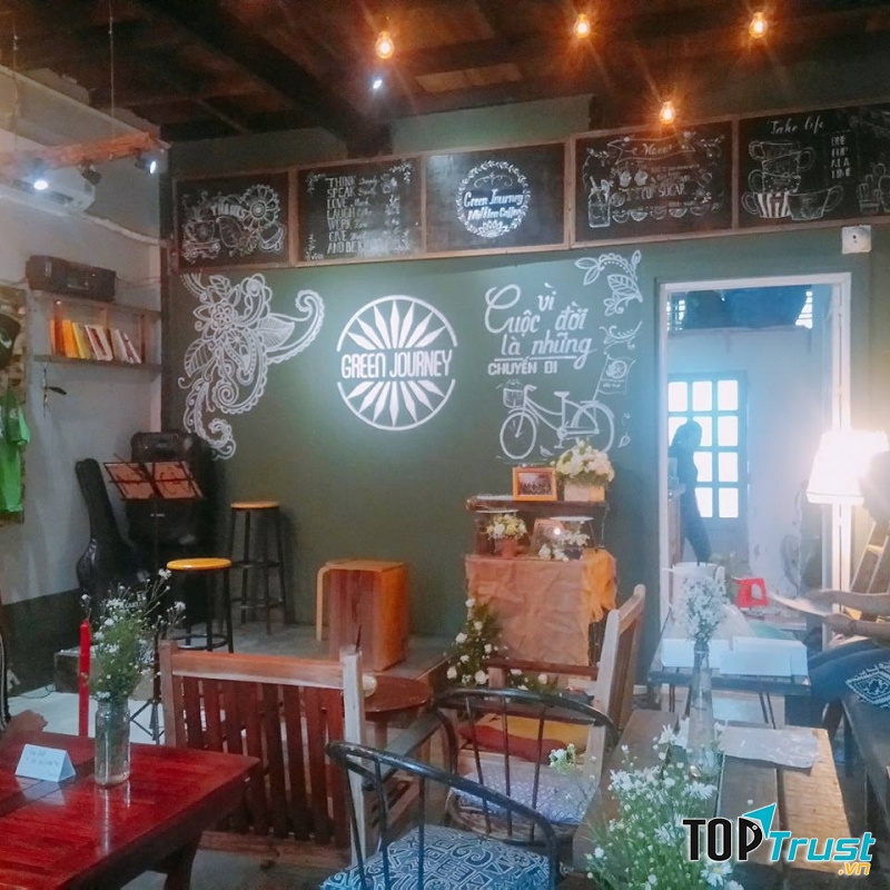 Quán có không gian khá nhỏ nhưng rất ấm cúng