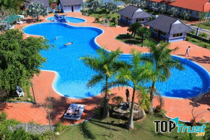 Hồ bơi tại Green Resort
