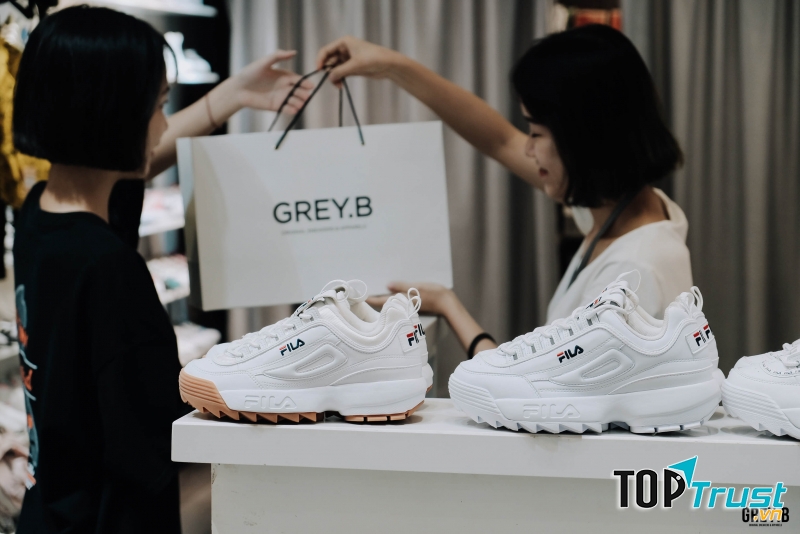Khách mua hàng ở Grey.B