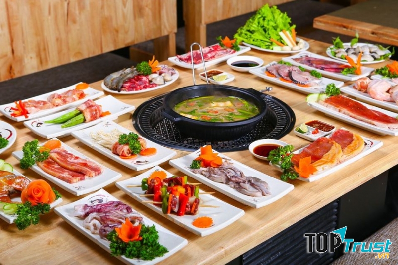 Món Lẩu- nướng được bố trí hợp lý, đồ ăn bắt mắt