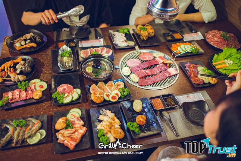 Một chút thịt nướng thơm nóng hổi cùng kim chi, rau cùng sốt hòa quyện với nhau thì còn gì tuyệt vời hơn cho một đêm gió lạnh