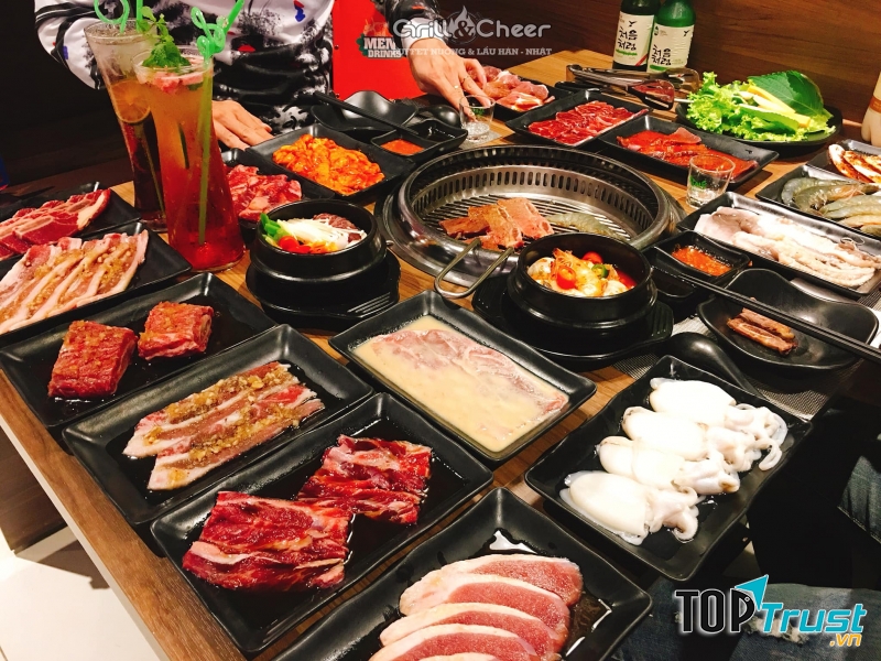 Bàn buffet bao gồm hải sản và các món thịt khác tại Grill & Cheer Vũng Tàu