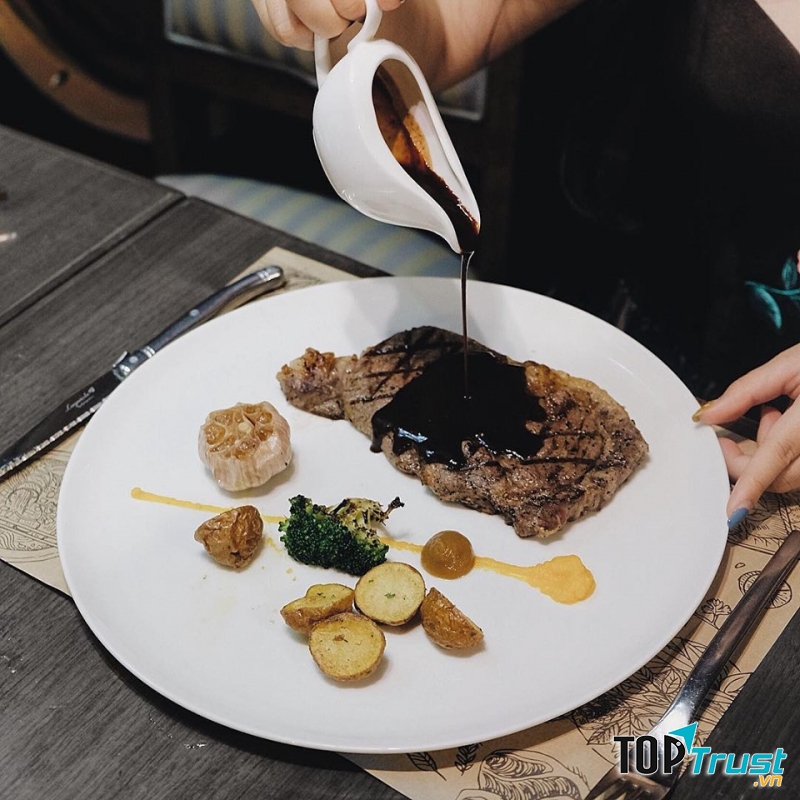 Món ăn được bài trí cầu kì