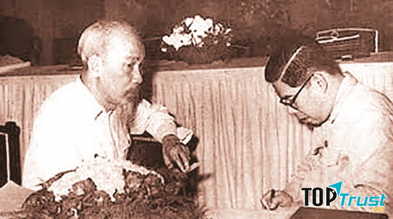 Bác Hồ và Kỹ sư Trần Đại Nghĩa (phải), người được Bác đặt tên. – Ảnh tư liệu.