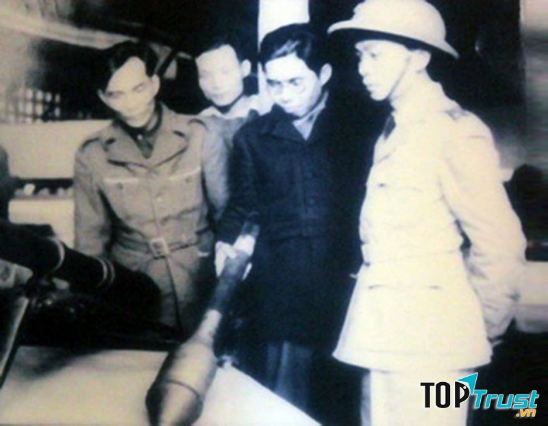 Đại tướng Võ Nguyên Giáp và Thiếu tướng Trần Đại Nghĩa tại một công binh xưởng sản xuất vũ khí trong kháng chiến chống Pháp. – Ảnh tư liệu.