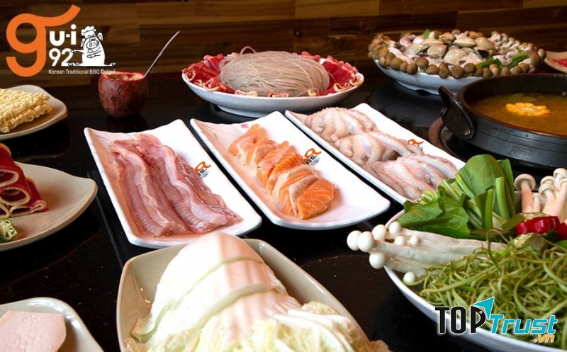 Món buffet hấp dẫn tại nhà hàng