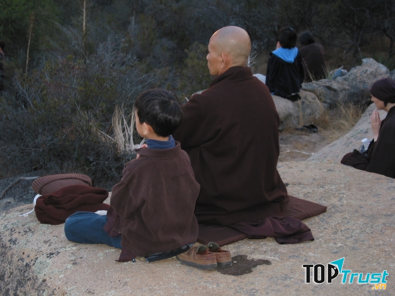 Đừng càu nhàu. Đừng có trao tráo mắt nhìn khoảng không. Chỉ ngồi!