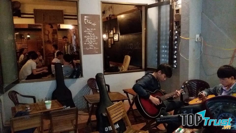 Các nhóm guitar tụ tập ở quán đông đúc