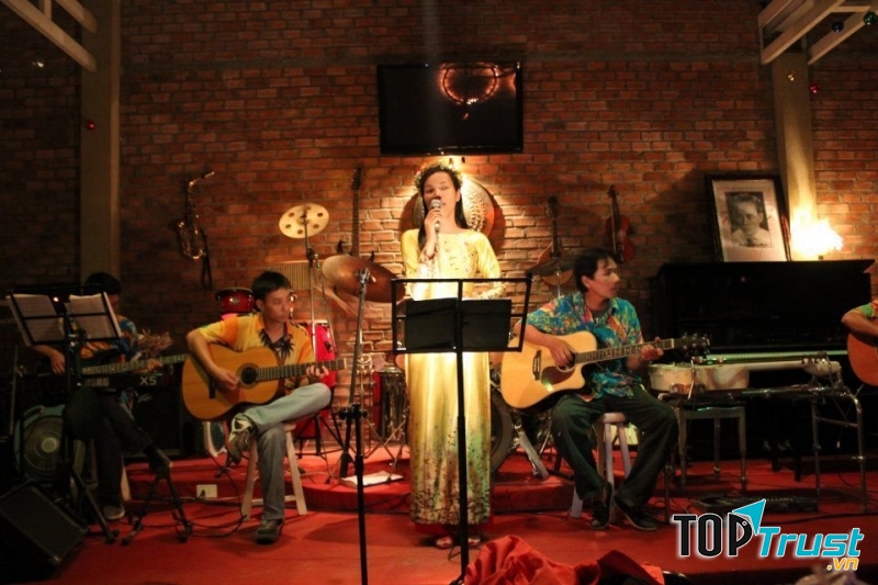 Guitar Hawaii Hội An Live Music Bar là nơi hội tụ của âm nhạc từ khắp nơi trên thế giới