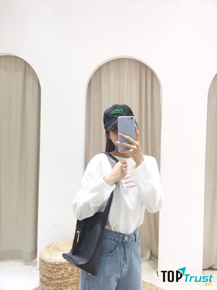 Nổi trội ở Guu là những chiếc áo pull đơn giản, thoải mái, đa dạng về mẫu mã
