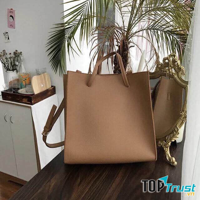 Túi xách được xem là một loại phụ kiện đi kèm không thể thiếu, không chỉ giúp mang đồ mà còn tạo điểm nhấn cho trang phục, giúp bạn tự tin và nổi bật hơn.