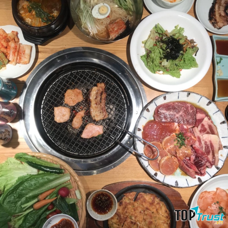 Các loại thịt được nhập khẩu từ Nhật , Mỹ và Úc nên thịt thơm và mềm. Khi nướng lên vẫn còn mọng nước, ngọt thịt thấm sốt chứ không bị khô.