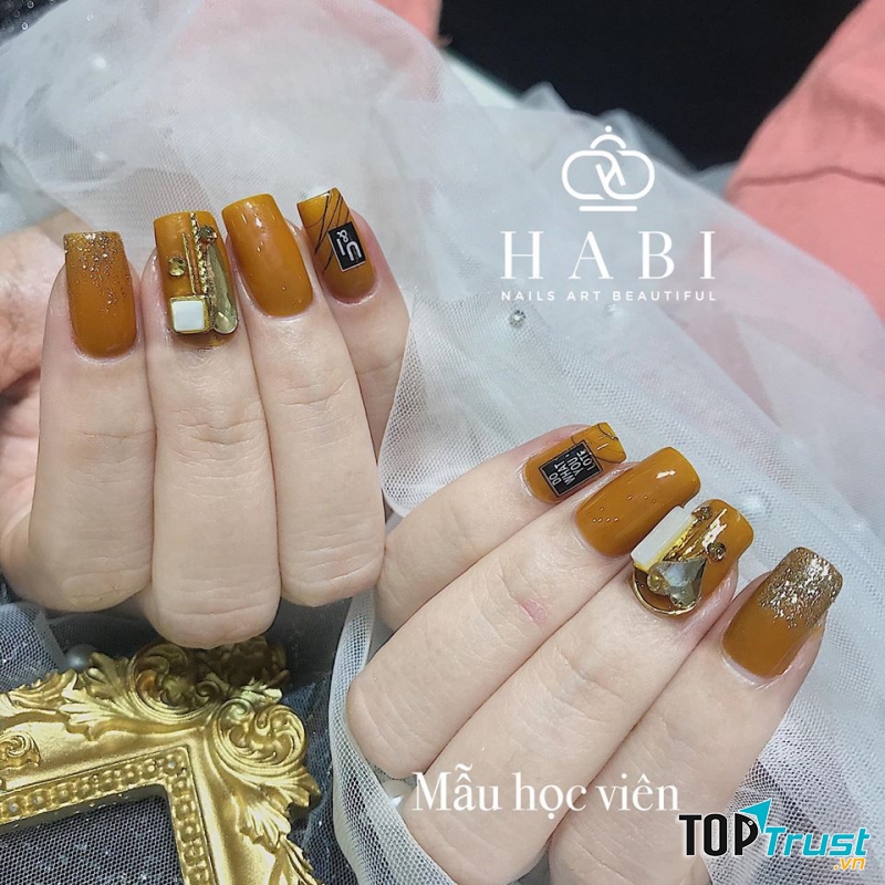 H A B I NAILS