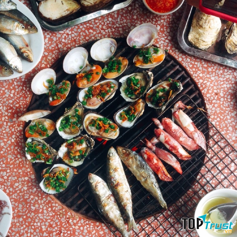 Menu hải sản của quán cũng rất phong phú với nhiều loại ốc, sò, mưc, cá, tôm với giá so với thị trường thì rất phải chăng