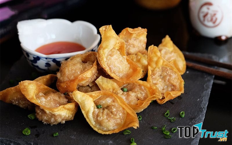 Há cảo chiên ở đây rất nhỏ xinh, chỉ một chiếc đĩa nhựa vừa vừa cũng xếp được gọn gàng khoảng hai chục cái.