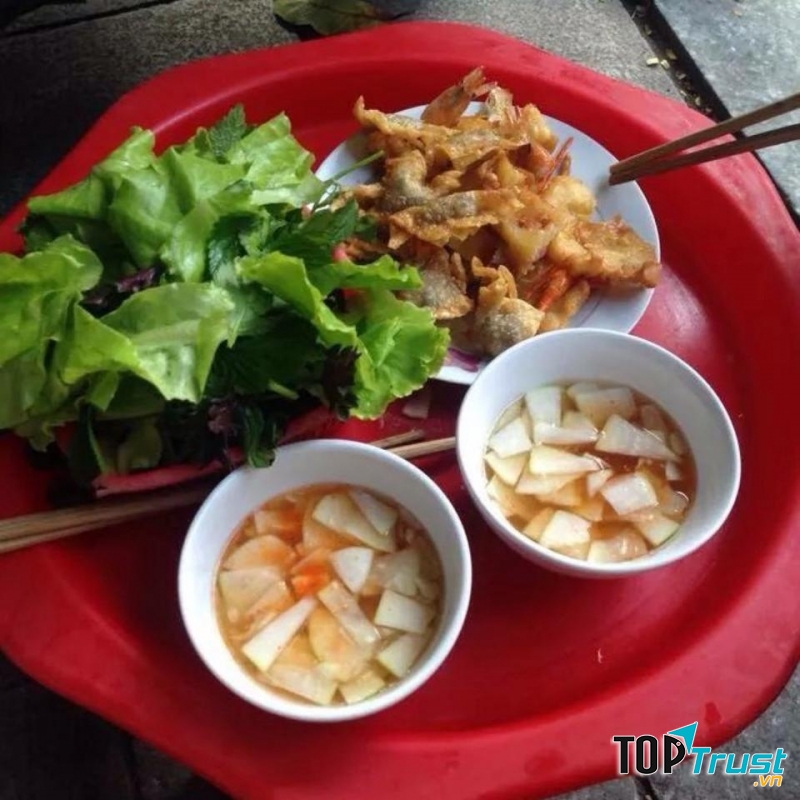 Há Cảo tại 55 Hàng Bồ với mức giá siêu ổn: Há cảo giá 9.000 đồng/chục cái, bánh tôm giá 4.500 đồng/cái