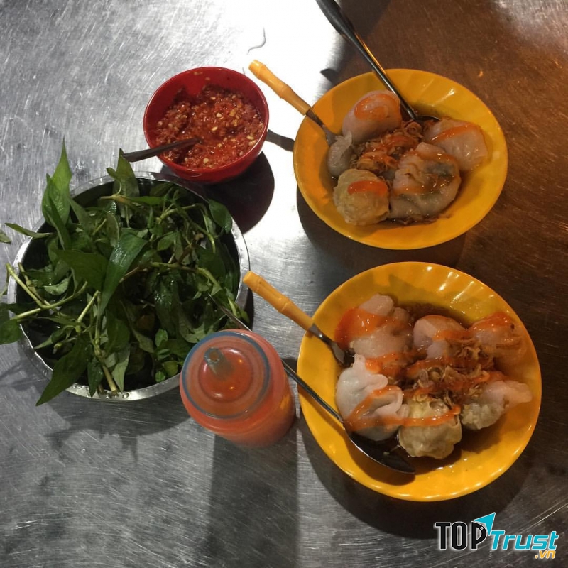 Đĩa há cảo dọn ra xăm xấp nước chấm, phủ lên trên một chút hành phi cùng dĩa rau răm ăn kèm.