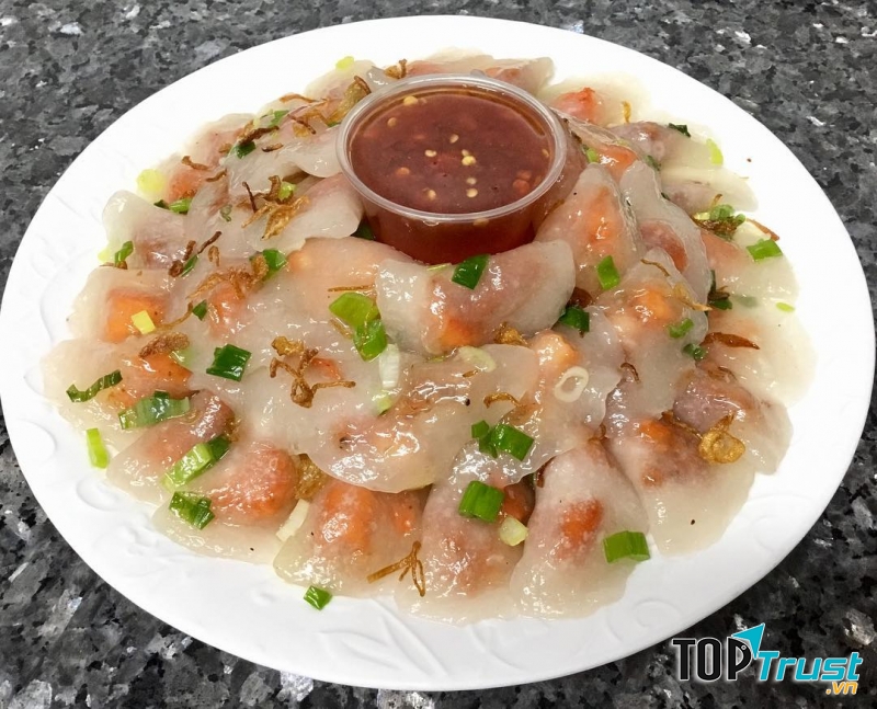 Vỏ bánh bột lọc được làm bằng bột sắn, bên trong nhân là mộc nhĩ, tôm và cả thịt