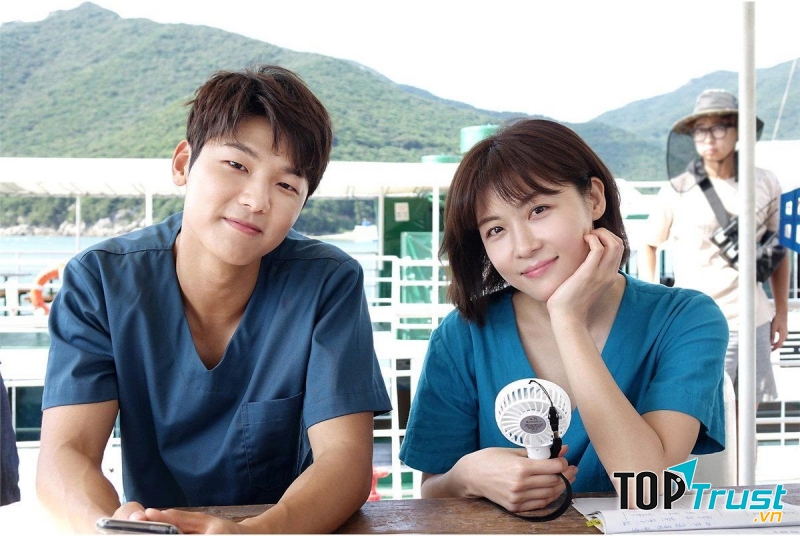 Ha Ji Won và Kang Min Hyuk trong phim Hospital Ship