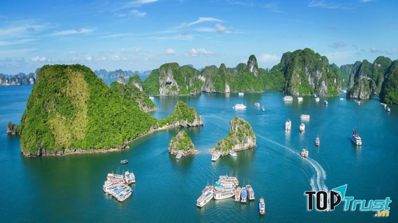 Toàn cảnh vịnh Hạ Long