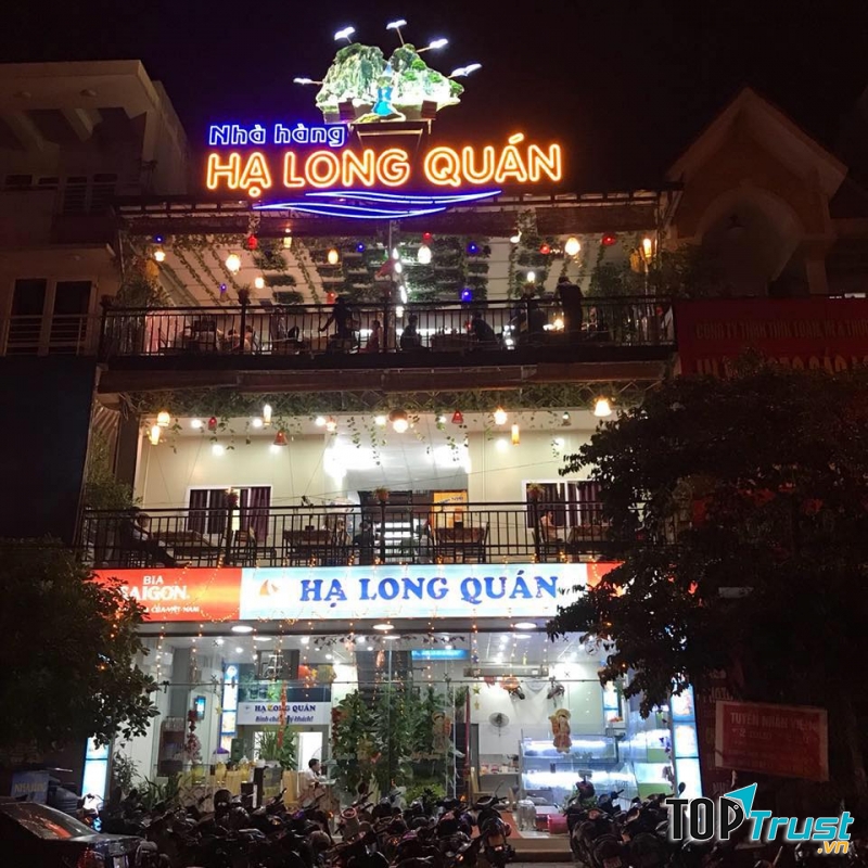Không gian Hạ Long Quán rất rộng và thoáng, có thể phục vụ lượng khách lớn cùng một lúc