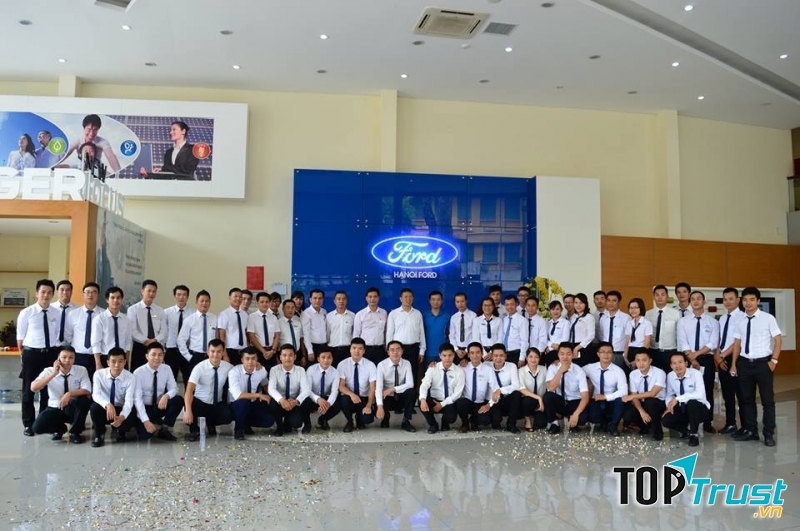 Đội ngũ nhân viên Hà Nội Ford.