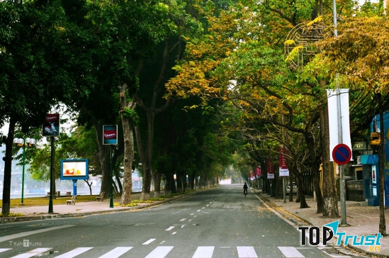 Trái ngược với một Hà Nội nhộn nhịp, một Hà Nội xô bồ và náo nhiệt là một Hà Nội vắng vẻ, bình yên.